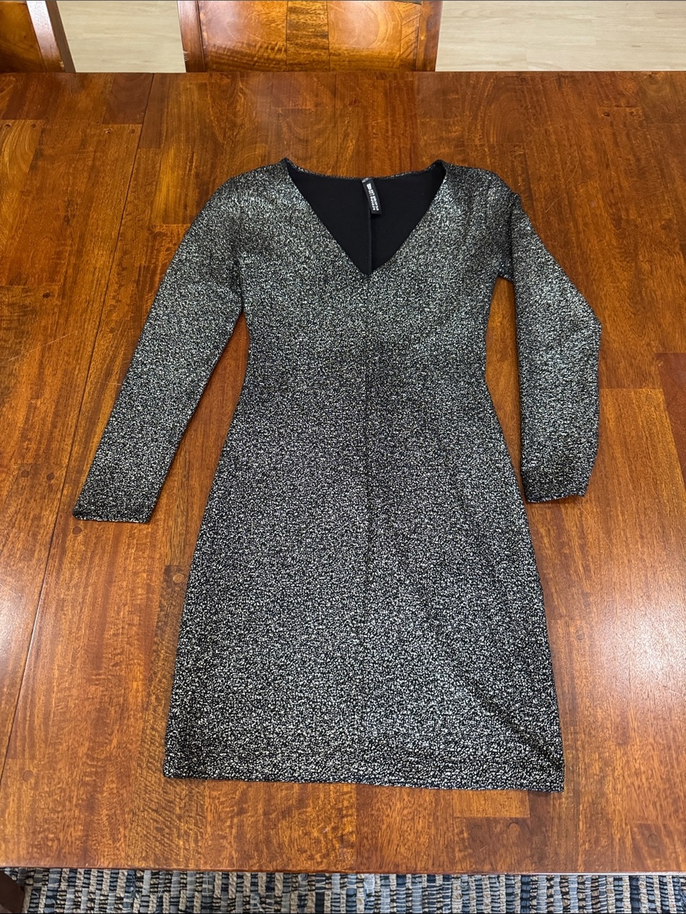 Design Lab Sparkle V-Neck 3/4 Long Sleeve Dress in Sparkly Gold/ Silver & Black